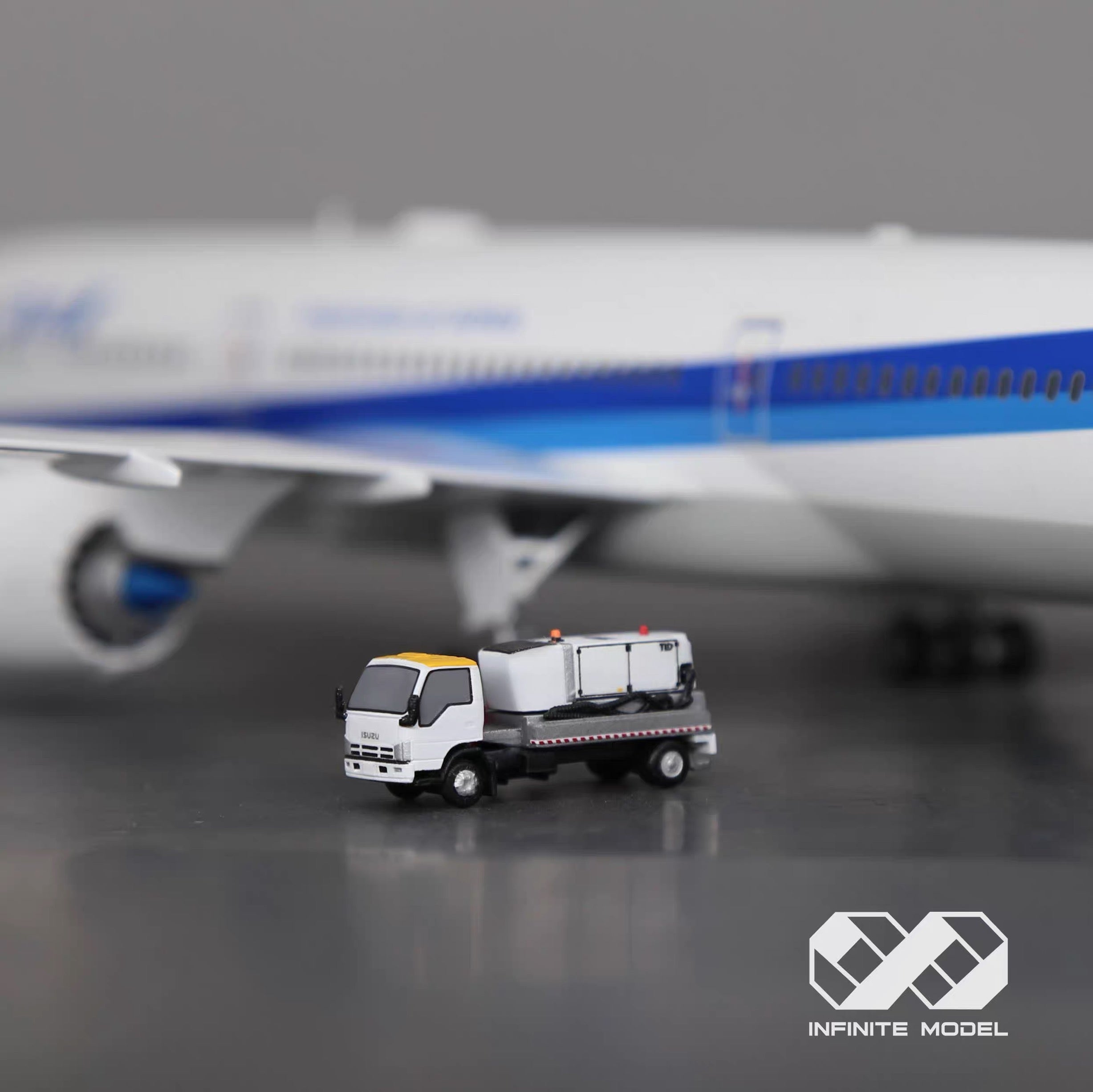 1:200 Aircraft ISUZU GPU-409 Power Vehicle – 3D Printed Model | 3D