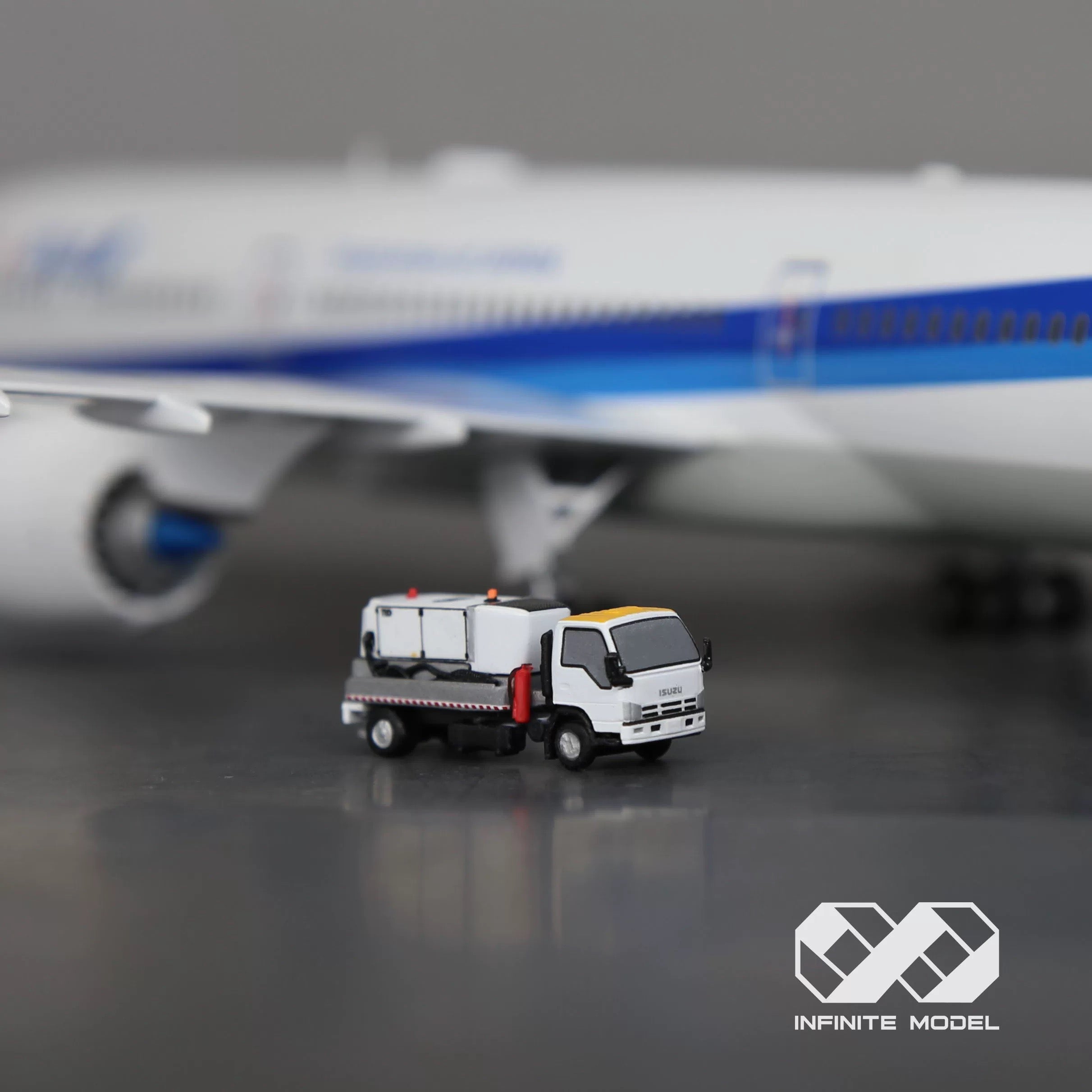 Scale 1:200 Aircraft power vehicle ISUZU GPU-409 Finished 3D Model Car