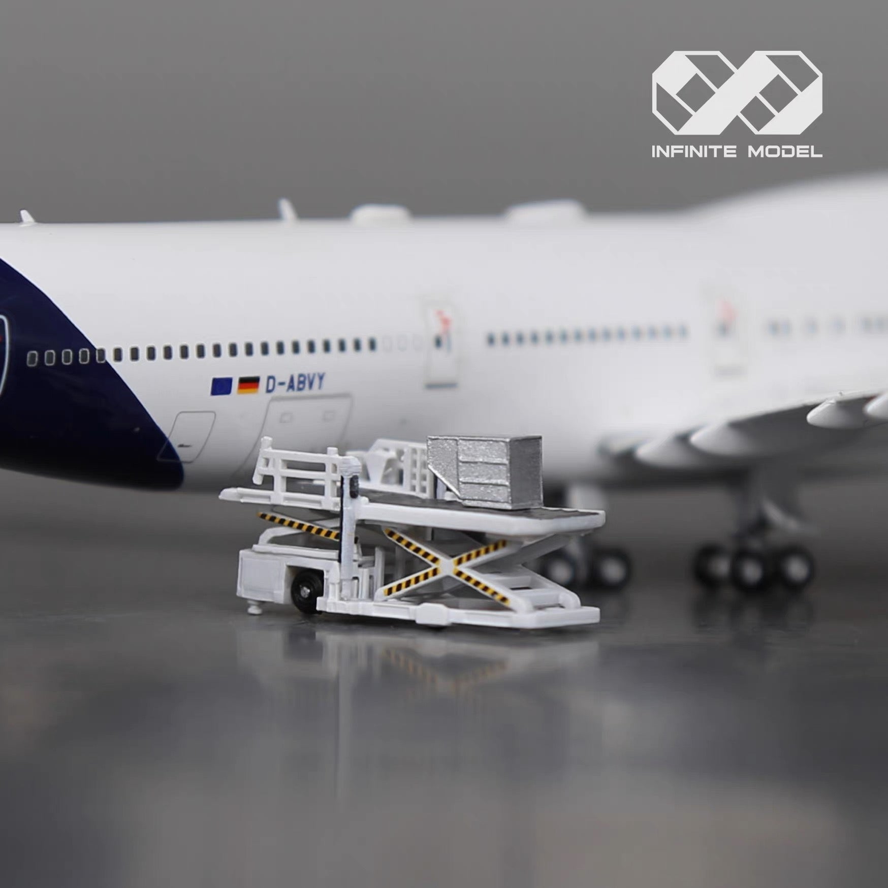 Scale 1:400 White trepel champ 70 airport cargo loader Finished Painted Printed 3D Model (Copia)