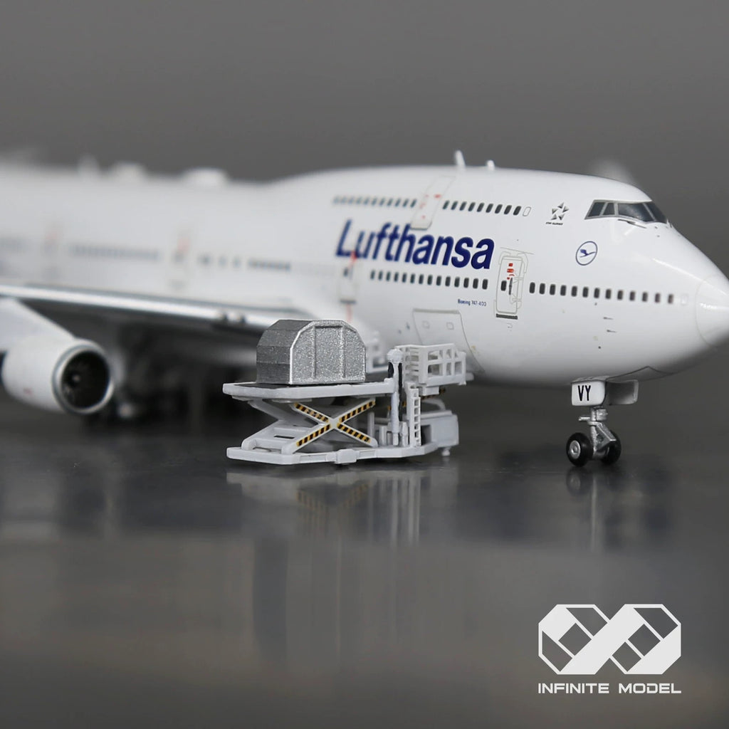 Scale 1:400 White trepel champ 70 airport cargo loader Finished Painted Printed 3D Model (Copia)