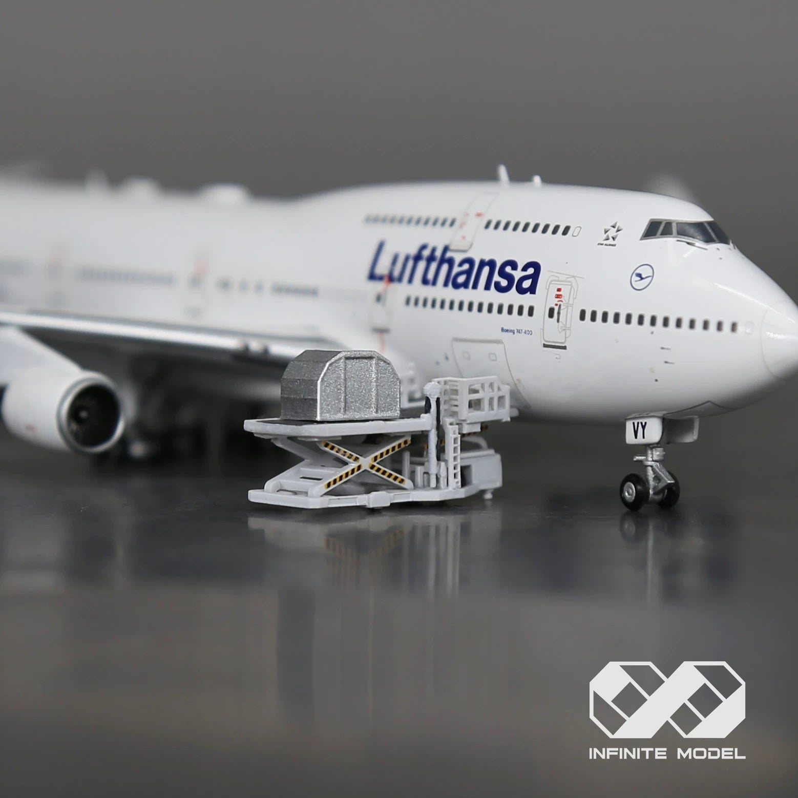Scale 1:400 White trepel champ 70 airport cargo loader Finished Painted Printed 3D Model (Copia)