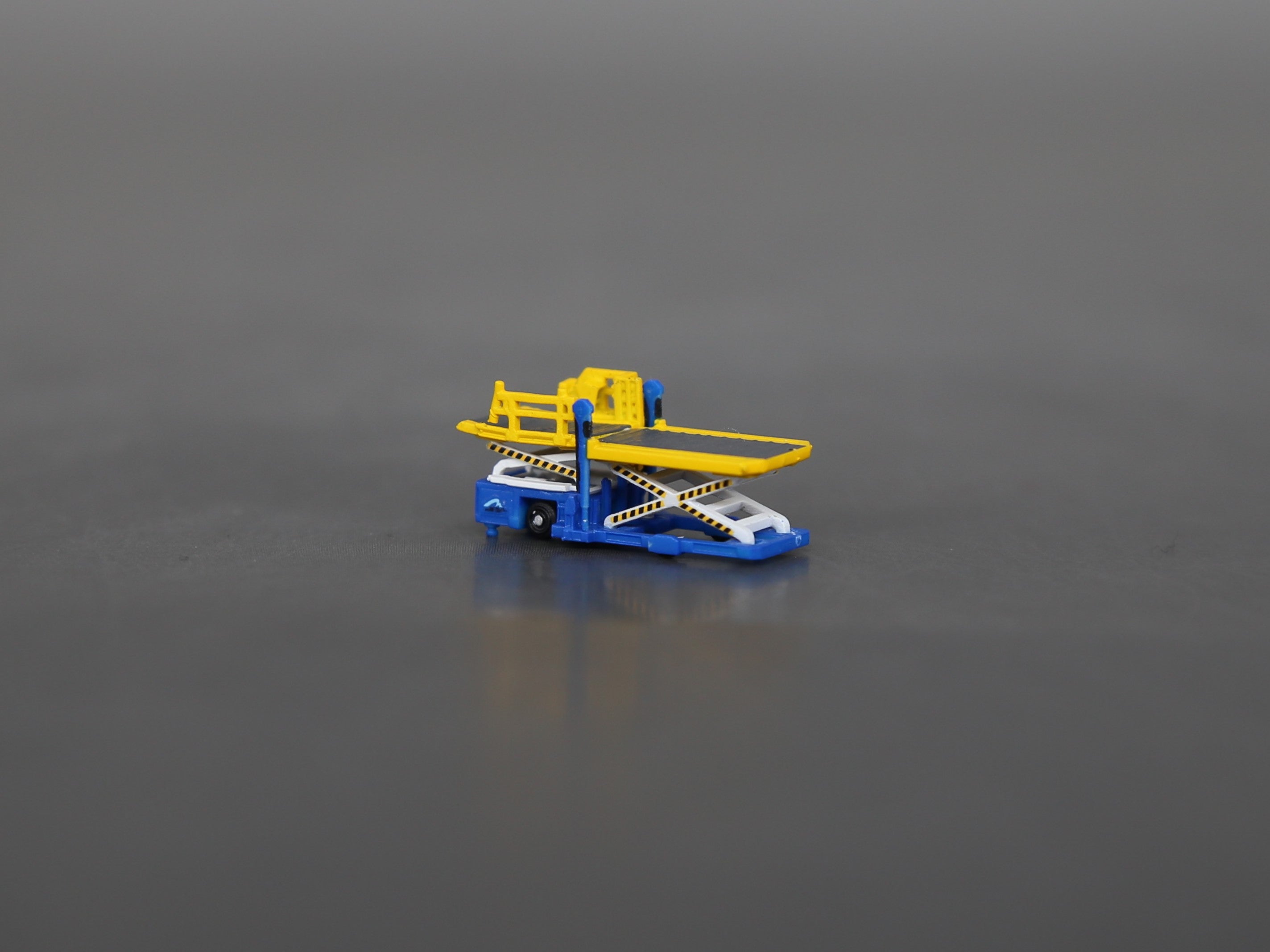 Scale 1:400 Blue trepel champ 70 airport cargo loader Finished Painted Printed 3D Model