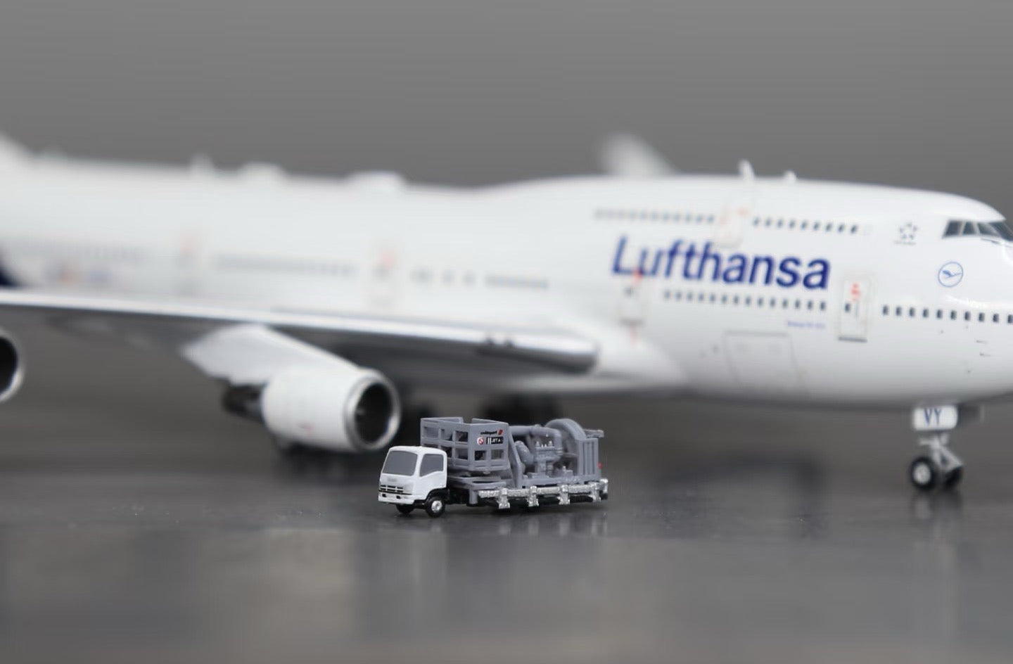 1/400 Airport ISUZU Swissport FUEL TRUCK Finished printed 3D Model